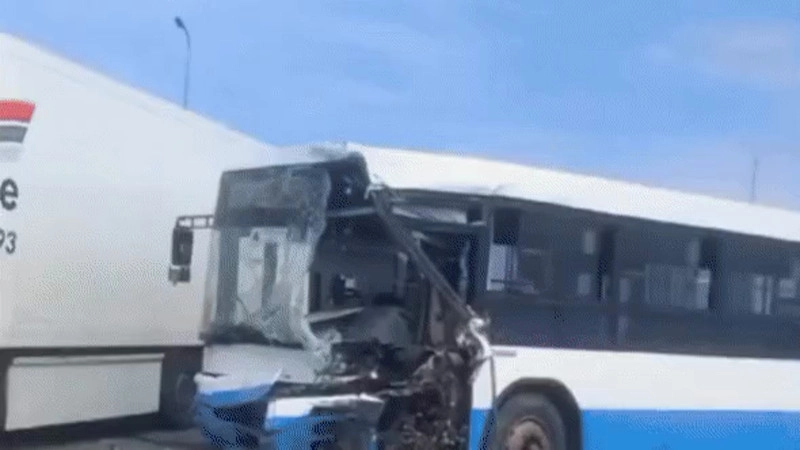 Автобус с пассажирами и фура столкнулись в Актобе