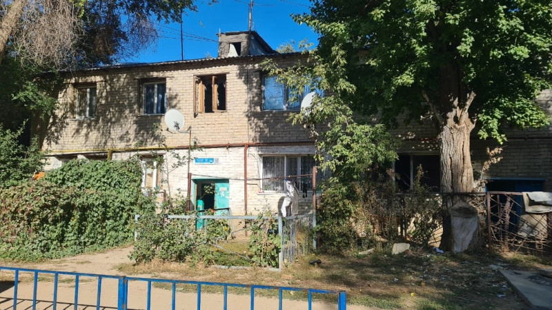 Акимы меняются, проблема остается. 20 лет выслушивают обещания жители опасного дома в Актобе