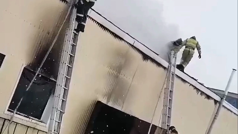 Пожарные ликвидировали возгорание на СТО
