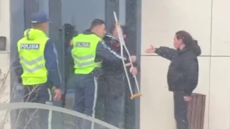 Конфликт полицейского и мужчины с инвалидностью сняли на видео