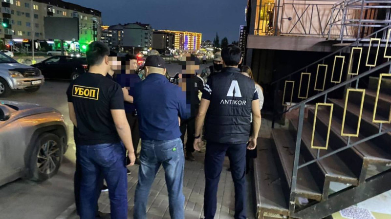 В Актобе задержали вымогателя, который выдавал себя за антикоровца