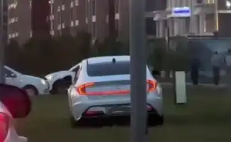 В Астане водитель попался на 'объезд' пробки по тротуару: видео инцидента стало вирусным