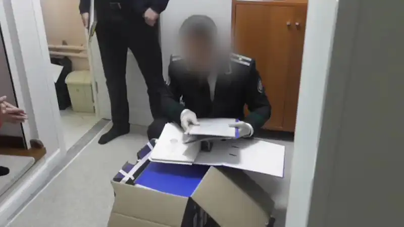 Астана: В центре столицы задержаны директор и главбух школы за хищение почти миллиарда тенге Актобе