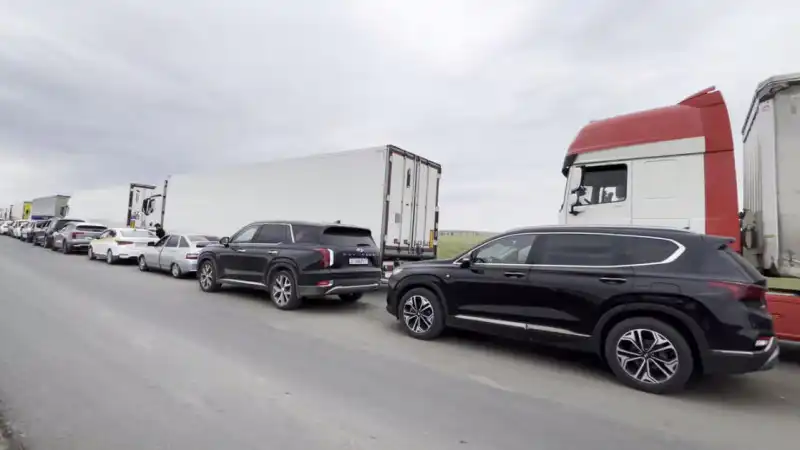 Многокилометровые пробки на казахстанско-российской границе: как заторы угрожают экономике и логистике региона Актобе