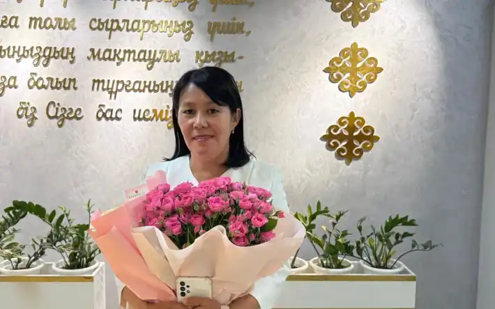 Техничку из школы в Актобе наградили на республиканской конференции Актобе