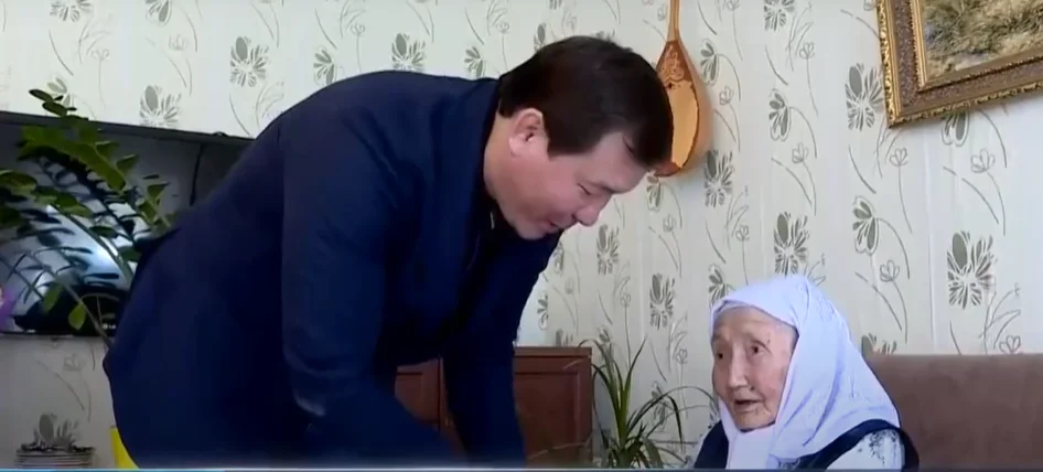 Аким Актюбинской области поздравил Жакибай Бисенгалиеву со 110-летием Актобе
