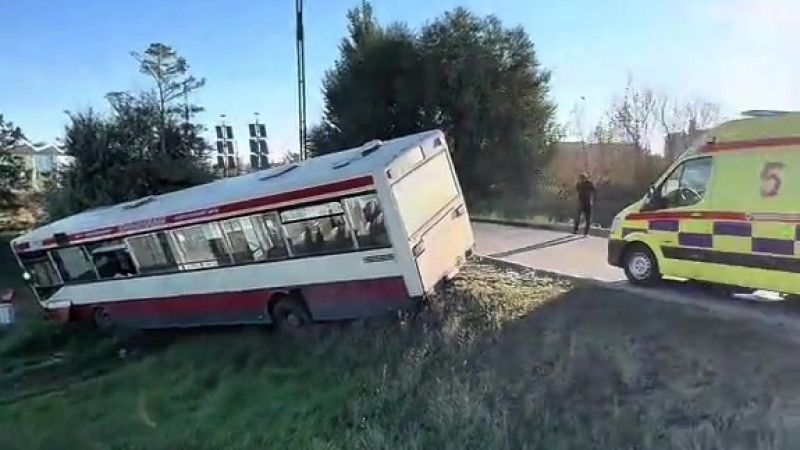 Авария в Астане: автобус с рабочими упал в кювет, пострадали 14 человек Актобе