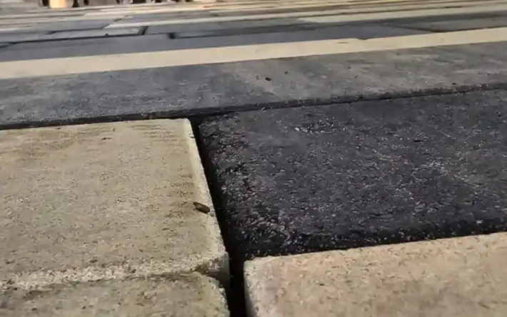 Актюбинцы жалуются на неровную плитку на тротуарах Актобе