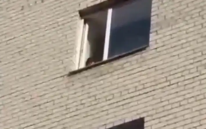 В Актобе спасатели предотвратили падение 5-летней девочки из окна Актобе