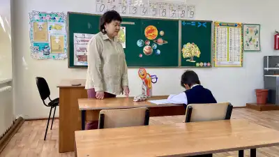 В маленьких селах Казахстана школы сталкиваются с уникальными вызовами: в некоторых из них остается всего один ученик, в то время как в других учебные заведения вынуждены работать в три смены из-за переполненности. Эта проблема регулярно поднимается на вы Актобе