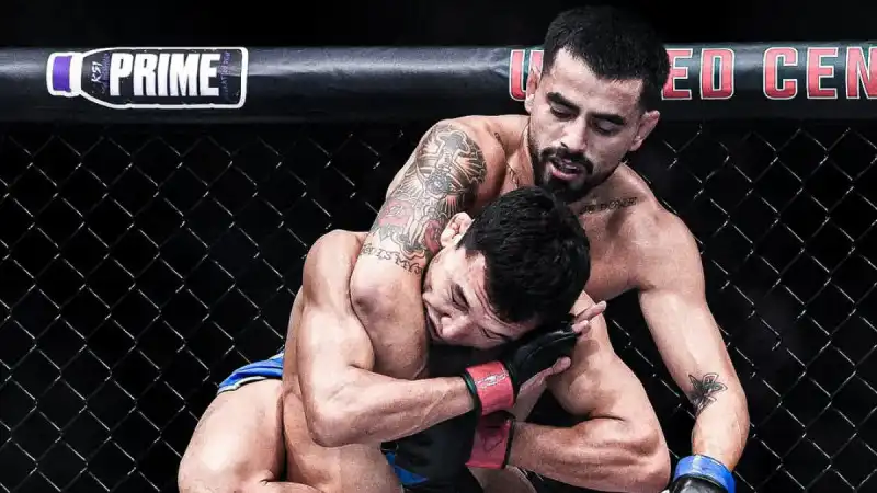 Казахстанец неожиданно проигрывает в финале турнира UFC 319 в Чикаго Актобе