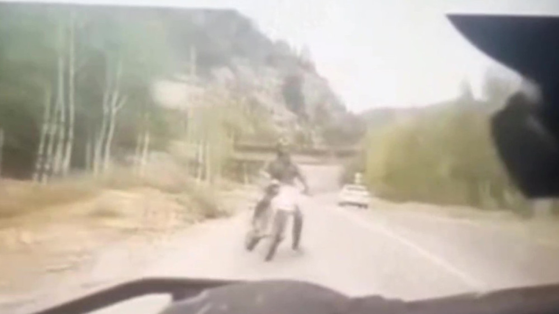 полицейский сбил мотоциклиста