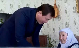Аким Актюбинской области поздравил Жакибай Бисенгалиеву со 110-летием