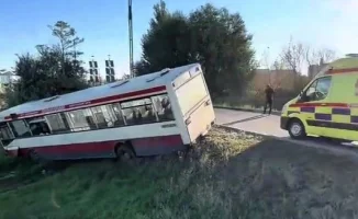 Авария в Астане: автобус с рабочими упал в кювет, пострадали 14 человек