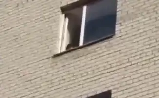 В Актобе спасатели предотвратили падение 5-летней девочки из окна