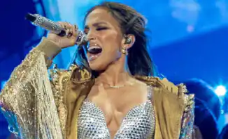 Сауле Самидин о костюмах J.Lo: общественность разделилась во мнениях