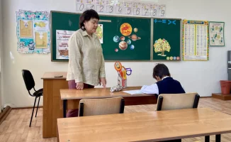 В маленьких селах Казахстана школы сталкиваются с уникальными вызовами: в некоторых из них остается всего один ученик, в то время как в других учебные заведения вынуждены работать в три смены из-за переполненности. Эта проблема регулярно поднимается на вы