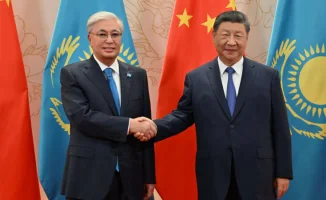 Президент Казахстана Касым-Жомарт Токаев провёл переговоры с председателем КНР Си Цзиньпином, обсуждая уникальные отношения и совместные перспективы двух стран. В ходе встречи стороны акцентировали внимание на важности сотрудничества и единой судьбы в усл