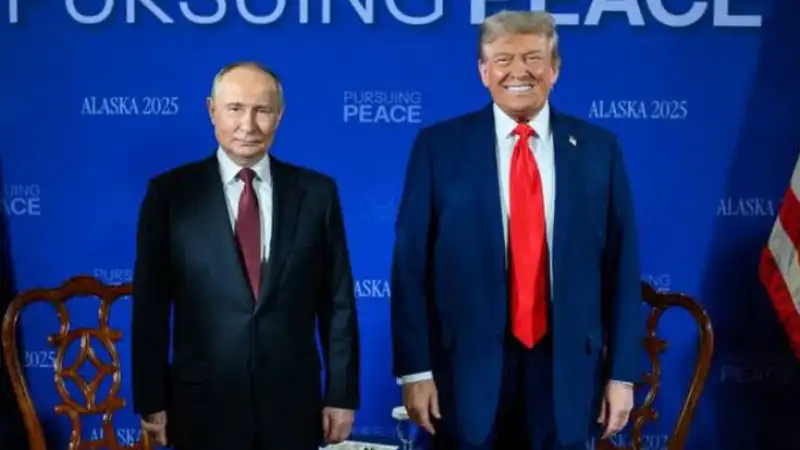 Западные журналисты критикуют Трампа за 'теплый прием' Путина на Аляске Актобе