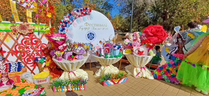 В Актобе на фестивале цветов представили кабриолет, украшенный живыми растениями Актобе