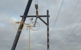 На трассе в Акжаре установили «призрачный велосипед» в память о погибших супругов