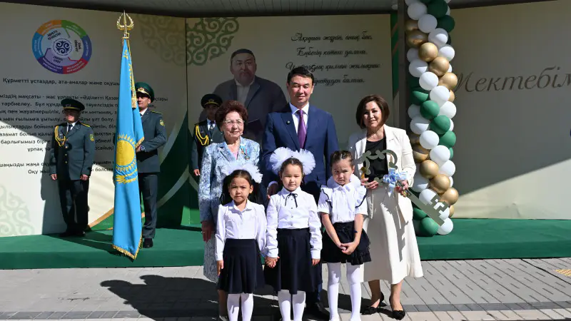 Аким Алматы поздравил школьников с Днем знаний в новой школе, построенной в рамках национального проекта Актобе