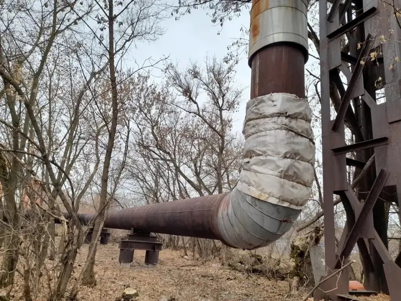 На мосту в Актобе течёт труба теплотрассы, проблему не устраняют Актобе
