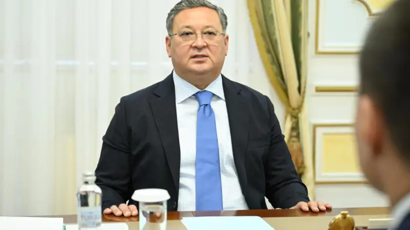 Вице-премьер - министр иностранных дел Казахстана Мурат Нуртлеу провел встречу с бизнесменами, обсуждая актуальные вопросы и возможности для сотрудничества. Пресс-служба МИД опубликовала фотографии с мероприятия. Актобе