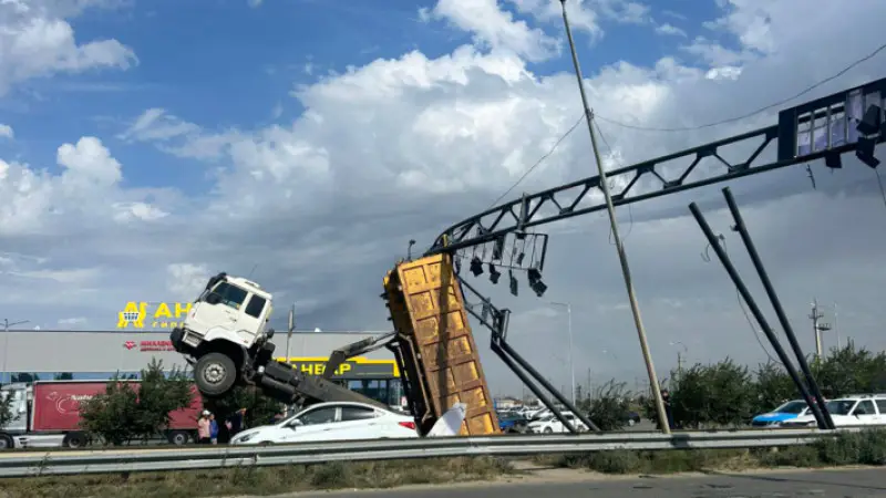 Грузовик с поднятым кузовом чуть не снес арку с дорожными знаками в Актобе Актобе
