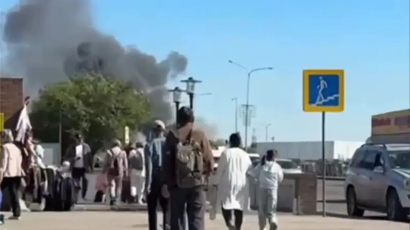 Пожар в Астане: пожарные борются с возгоранием в складском помещении рядом с рынками 'Шапагат' и 'Алем' Актобе