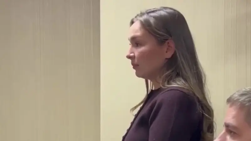 Суд в Астане допросил супругу блогера Ерболата Жанабылова, Эльмиру Толегенову, которая не смогла ответить на все вопросы судей. Актобе