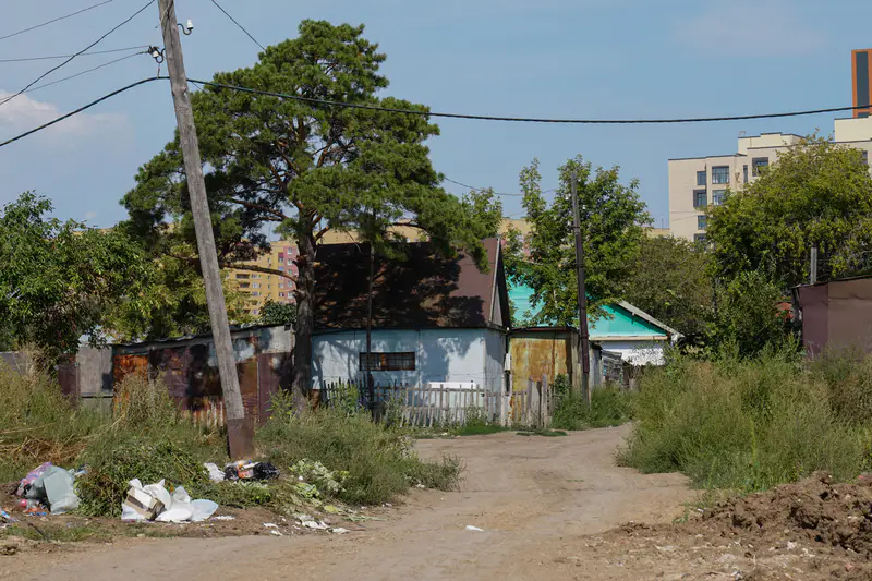 Мусор на улицах в дачном массиве на острове "Тайвань", Астана