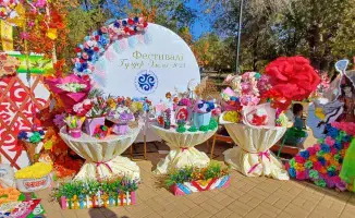 В Актобе на фестивале цветов представили кабриолет, украшенный живыми растениями