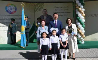 Аким Алматы поздравил школьников с Днем знаний в новой школе, построенной в рамках национального проекта