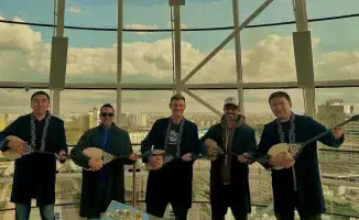 Backstreet Boys погружаются в казахскую культуру: уроки домбры в Астане открывают новые горизонты для культурного обмена