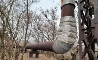 На мосту в Актобе течёт труба теплотрассы, проблему не устраняют