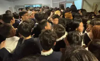 Давка в НИШ Астаны: школьники не хотят расставаться со смартфонами