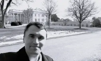 Известный консервативный блогер Чарли Кирк подвергся нападению во время выступления в США