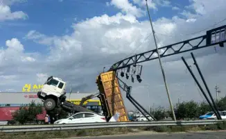 Грузовик с поднятым кузовом чуть не снес арку с дорожными знаками в Актобе