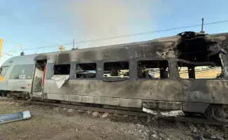 Российские военные нанесли массированный удар по железной дороге в Украине, что привело к отключению электроэнергии и задержкам в движении поездов.