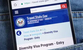 С 16 сентября регистрация на участие в лотерее грин-карт (Diversity Visa Lottery) в США станет платной, сообщает Tengri Travel. Это изменение в правилах лотереи вызвало обсуждения среди потенциальных участников, так как теперь им придется оплачивать участ