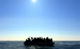 Великобритания планирует переселение мигрантов из гостиниц в бывшие военные базы: социальные последствия и вызовы для общества