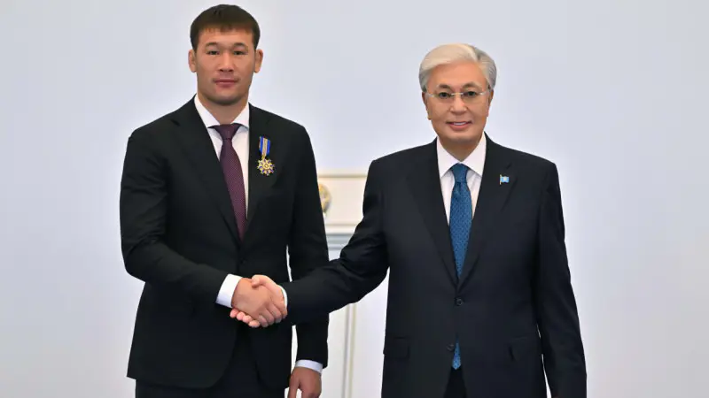 Президент Казахстана Касым-Жомарт Токаев наградил казахстанского бойца UFC Шавката Рахмонова орденом 'Барыс' за его достижения в смешанных единоборствах, сообщает Tengri Sport. Актобе