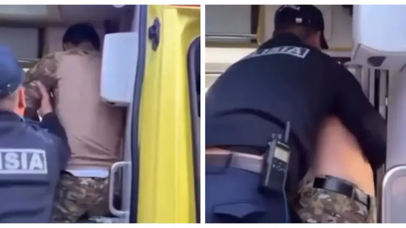 В Атырау мужчина в полицейской форме устроил дебош в машине скорой помощи, вызывая недоумение и возмущение у очевидцев, которые зафиксировали его агрессивное поведение на видео. Актобе