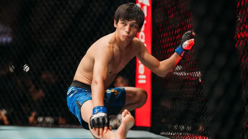 Неожиданный поворот: Азат Максум завершает бой на турнире UFC 321 в Абу-Даби Актобе