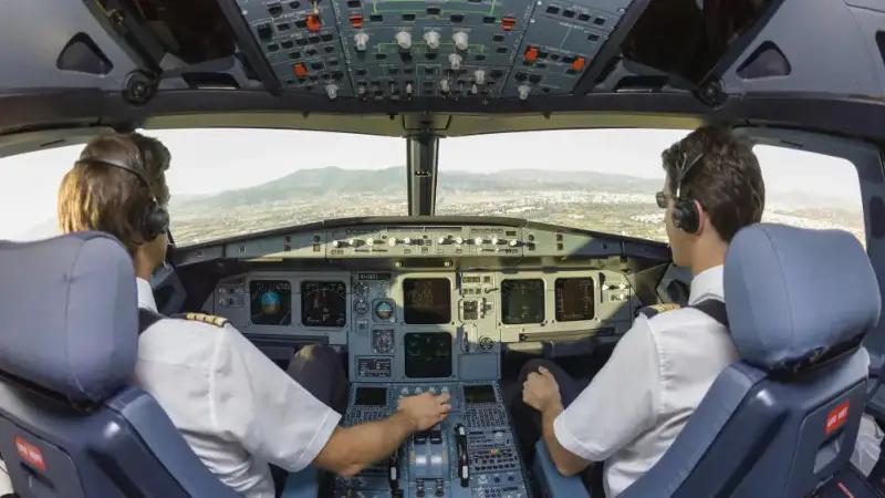 Пилоты Qazaq Air требуют пересмотра зарплат после инцидента на рейсе Костанай - Астана Актобе