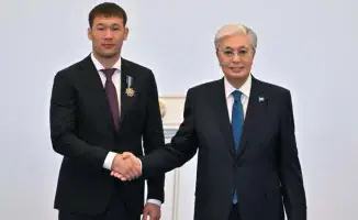 Президент Казахстана Касым-Жомарт Токаев наградил казахстанского бойца UFC Шавката Рахмонова орденом 'Барыс' за его достижения в смешанных единоборствах, сообщает Tengri Sport.