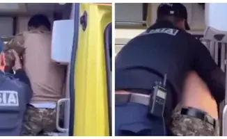 В Атырау мужчина в полицейской форме устроил дебош в машине скорой помощи, вызывая недоумение и возмущение у очевидцев, которые зафиксировали его агрессивное поведение на видео.