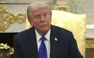 США вводят санкции против крупнейших нефтяных компаний России, обвиняя страну в отсутствии приверженности прекращению войны, что приводит к росту цен на нефть.