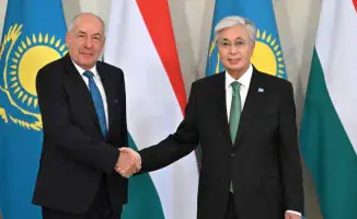 Президент Казахстана Касым-Жомарт Токаев встретился с главой Венгрии Тамашем Шуйоком в рамках официального визита, обсуждая двусторонние отношения и сотрудничество между странами.